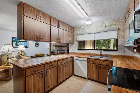 Kitchen - 75 Timberlake Ln, Ormond Beach, FL 32174 photo 5 of 8