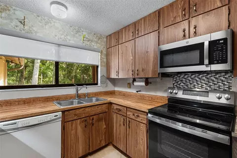 Kitchen - 75 Timberlake Ln, Ormond Beach, FL 32174 photo 6 of 8
