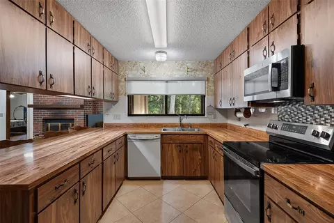 Kitchen - 75 Timberlake Ln, Ormond Beach, FL 32174 photo 4 of 8