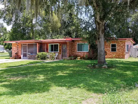 916 Perkins St, Leesburg, FL 34748