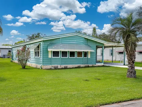 2813 Manatee Dr, Tavares, FL 32778