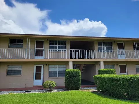 1100 E Caroline St #215, Tavares, FL 32778