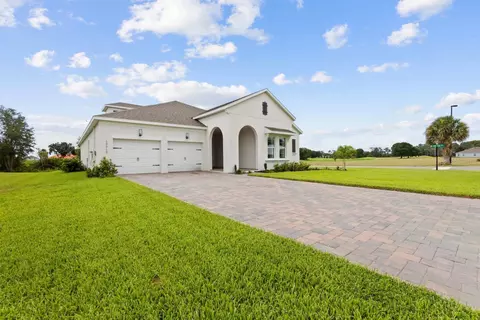 17717 Live Oak Dr, Tavares, FL 32778