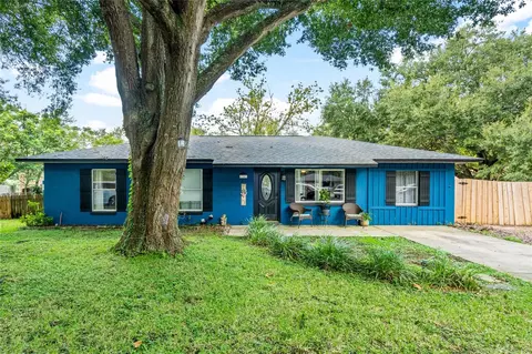 1303 Redwood Ct, Tavares, FL 32778