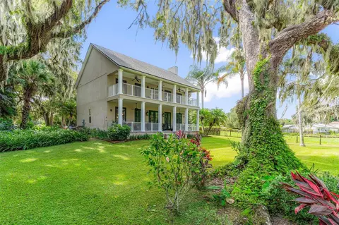 9006 Lakeshore Dr, Yalaha, FL 34797
