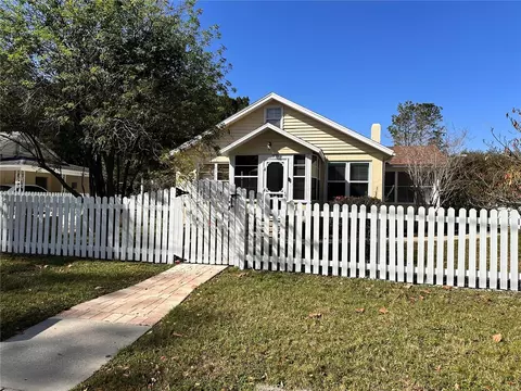 979 N Baker St, Mount Dora, FL 32757