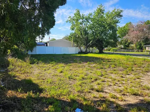 1013 Oakland St, Tavares, FL 32778