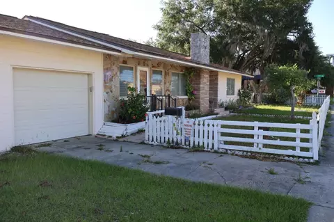 621 N Highland St, Mount Dora, FL 32757