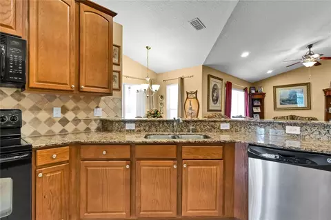 Kitchen - 13144 Coldwater Loop, Clermont, FL 34711 photo 5 of 9