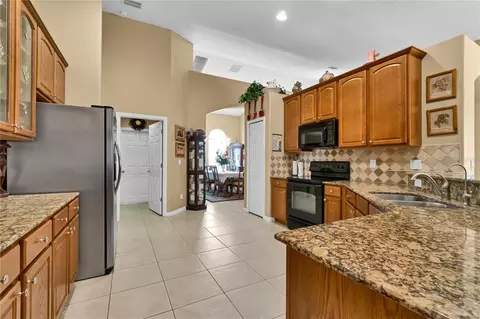 Kitchen - 13144 Coldwater Loop, Clermont, FL 34711 photo 3 of 9