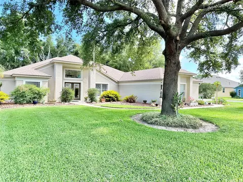 335 Lakecrest Dr, Tavares, FL 32778