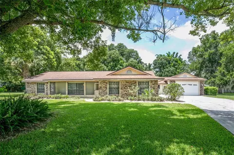 121 Lakeview Ln, Mount Dora, FL 32757