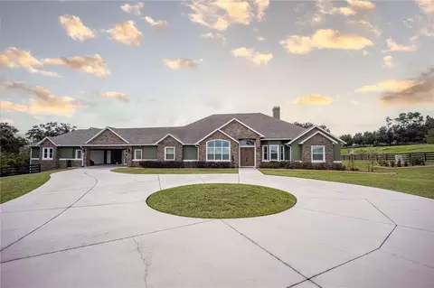 5708 Woods View Ct, Weirsdale, FL 32195