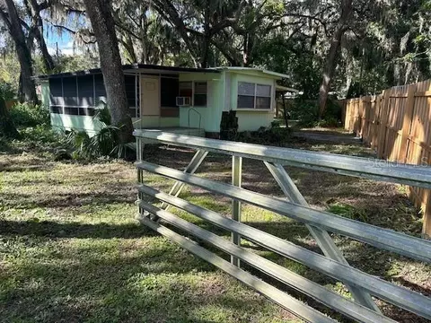 2378 Cr 412, Lake Panasoffkee, FL 33538