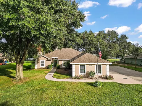 422 Oak View Dr, Tavares, FL 32778