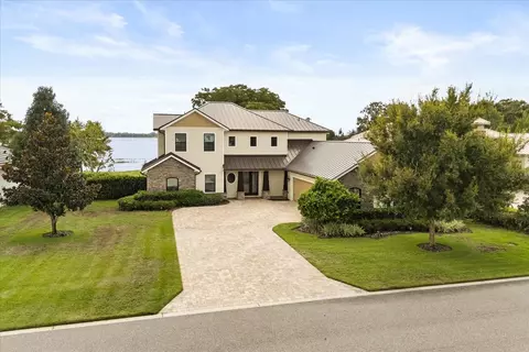 17648 Live Oak Dr, Tavares, FL 32778