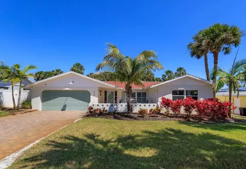 910 Locust St, New Smyrna Beach, FL 32169