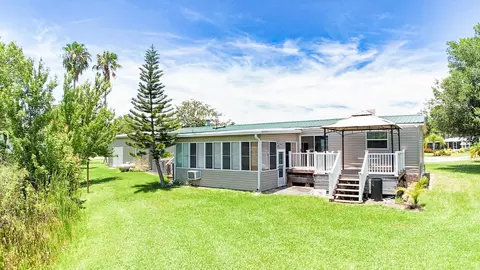 31636 Gladys Ln, Tavares, FL 32778