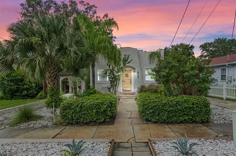 811 N Grandview St, Mount Dora, FL 32757