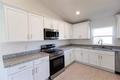 Kitchen - 89 W Central Ave, Webster, FL 33597 photo 5 of 5