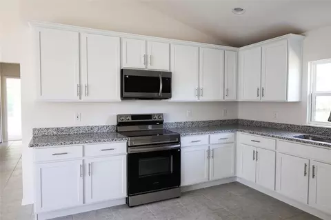 Kitchen - 89 W Central Ave, Webster, FL 33597 photo 2 of 5