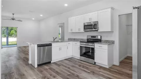 Kitchen - 40407 W 8th Ave, Umatilla, FL 32784 photo 3 of 4