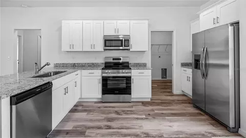 Kitchen - 40407 W 8th Ave, Umatilla, FL 32784 photo 4 of 4