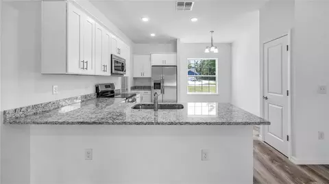 Kitchen - 40407 W 8th Ave, Umatilla, FL 32784 photo 2 of 4