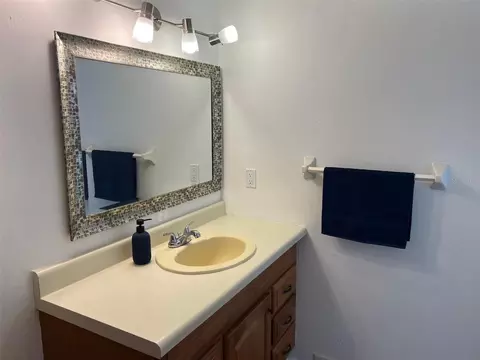 Bath - 5701 SE 2nd Pl, Ocala, FL 34480 photo 5 of 7