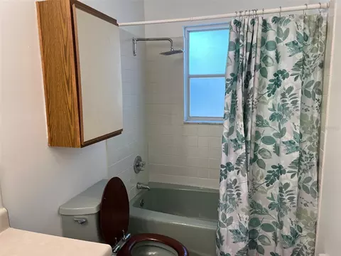 Bath - 5701 SE 2nd Pl, Ocala, FL 34480 photo 3 of 7