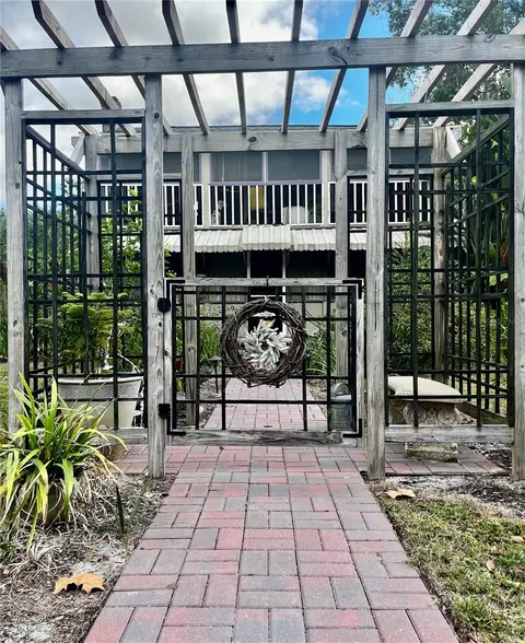 908 N Clayton St, Mount Dora, FL 32757