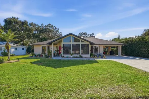 17 E Live Oak Ave, Yalaha, FL 34797