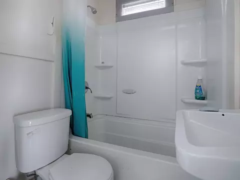 Bath - 426 E Citrus Ave, Eustis, FL 32726 photo 1 of 3