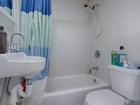 Bath - 426 E Citrus Ave, Eustis, FL 32726 photo 3 of 3