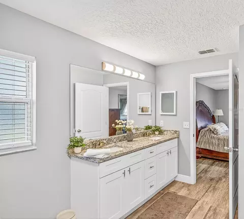 Bath - 36700 Oconee Ave, Eustis, FL 32736 photo 2 of 4