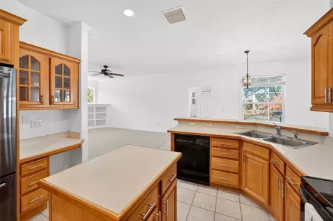 Kitchen - 19337 Spring Oak Dr, Eustis, FL 32736 photo 8 of 10