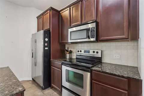 Kitchen - 30337 Gidran Ter, Mount Dora, FL 32757 photo 5 of 6