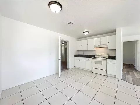 Kitchen - 301 E Atwater Ave, Eustis, FL 32726 photo 3 of 8