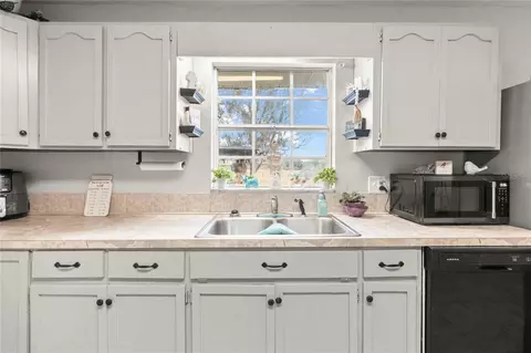 Kitchen - 12237 Cr 727, Webster, FL 33597 photo 4 of 5