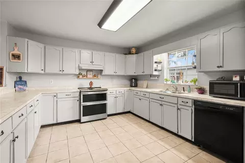 Kitchen - 12237 Cr 727, Webster, FL 33597 photo 2 of 5