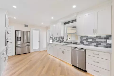 Kitchen - 1310 E Crooked Lake Dr, Eustis, FL 32726 photo 2 of 5