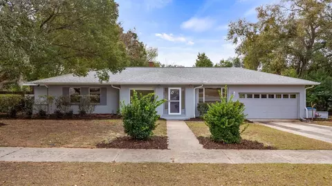 107 E Magnolia Ave, Howey In The Hills, FL 34737