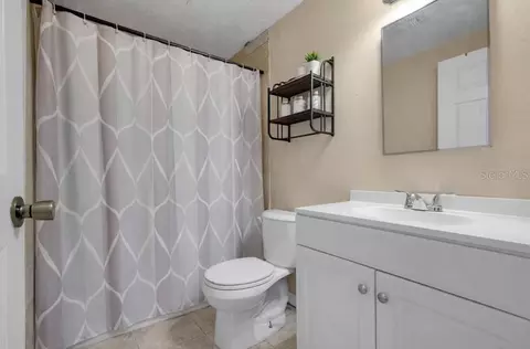 Bath - 1009 E Hazzard Ave, Eustis, FL 32726 photo 1 of 1