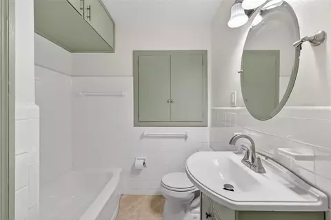 Bath - 436 E Atwater Ave, Eustis, FL 32726 photo 2 of 2