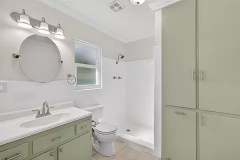 Bath - 436 E Atwater Ave, Eustis, FL 32726 photo 1 of 2