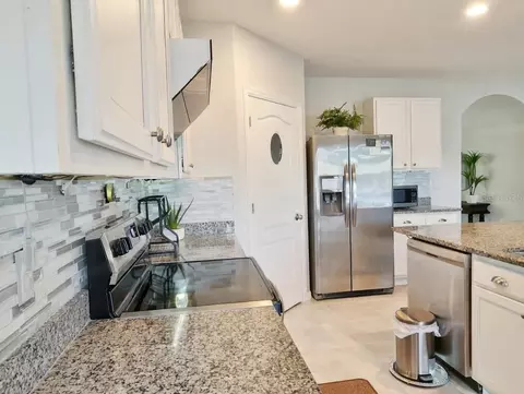 Kitchen - 3048 Bethpage Loop, Mount Dora, FL 32757 photo 4 of 5