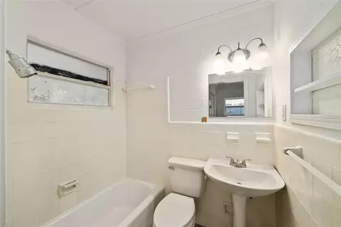 Bath - 111 E Charlotte Ave, Eustis, FL 32726 photo 4 of 9
