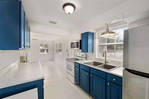 Kitchen - 111 E Charlotte Ave, Eustis, FL 32726 photo 4 of 4
