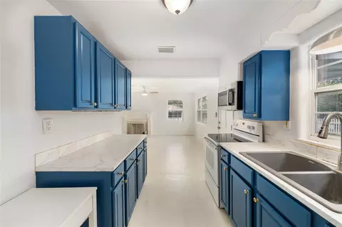 Kitchen - 111 E Charlotte Ave, Eustis, FL 32726 photo 3 of 4