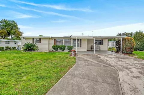 11914 Hickory Ln, Tavares, FL 32778